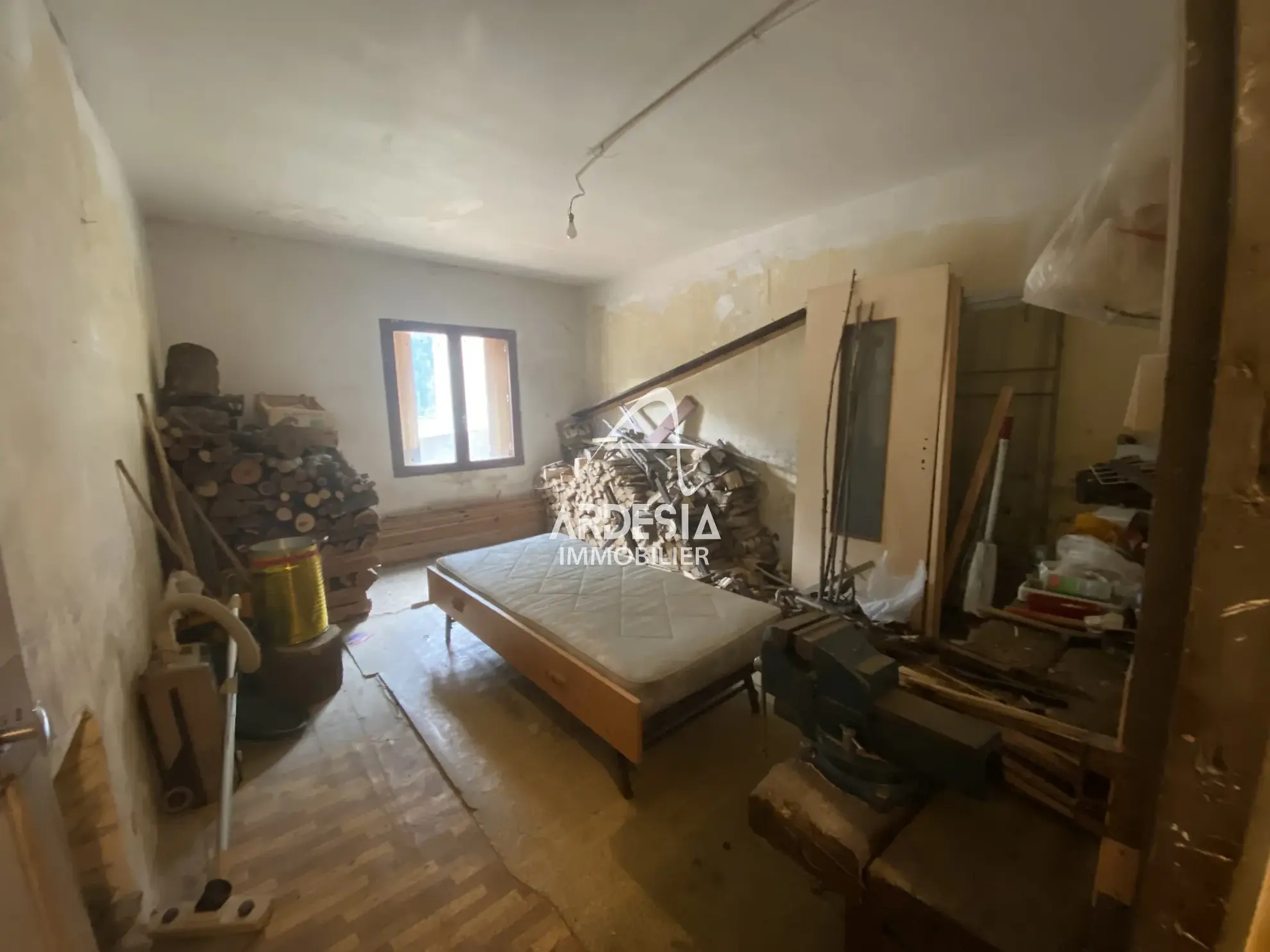 À vendre à Saint-André, deux appartements à réhabiliter avec combles et grange 