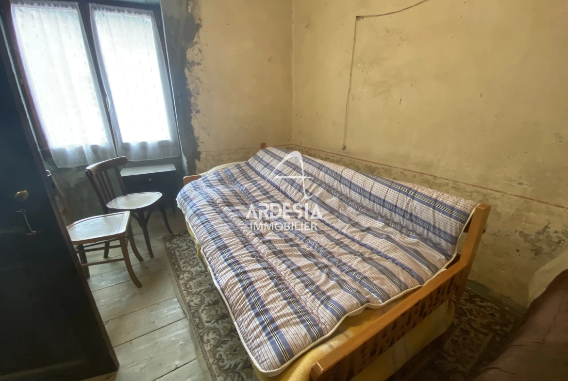 À vendre à Saint-André, deux appartements à réhabiliter avec combles et grange 