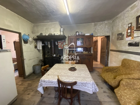 À vendre à Saint-André, deux appartements à réhabiliter avec combles et grange