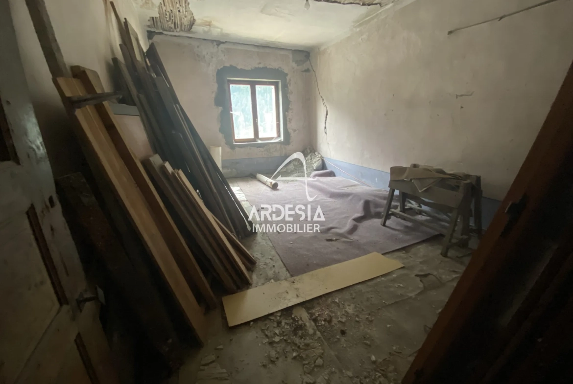 À vendre à Saint-André, deux appartements à réhabiliter avec combles et grange 