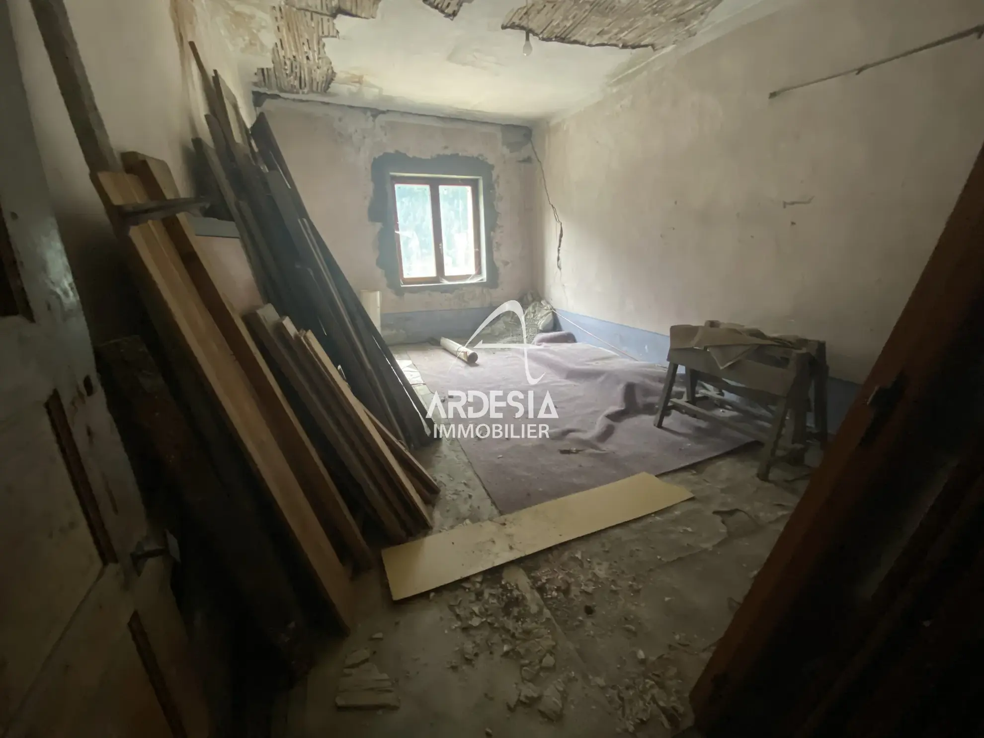 À vendre à Saint-André, deux appartements à réhabiliter avec combles et grange 