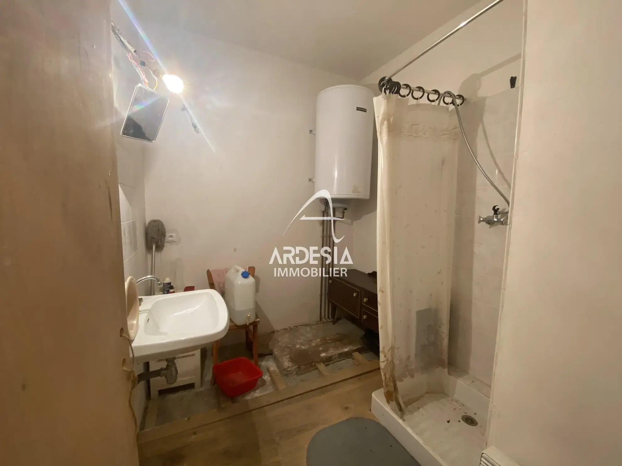 À vendre à Saint-André, deux appartements à réhabiliter avec combles et grange 