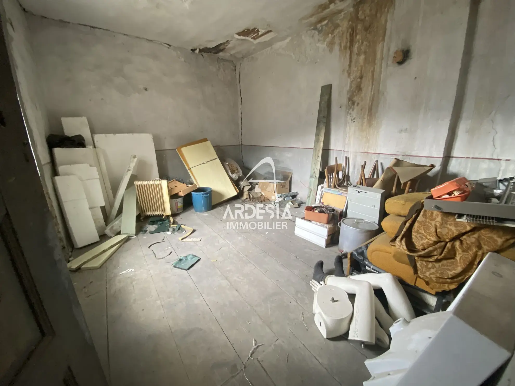 À vendre à Saint-André, deux appartements à réhabiliter avec combles et grange 