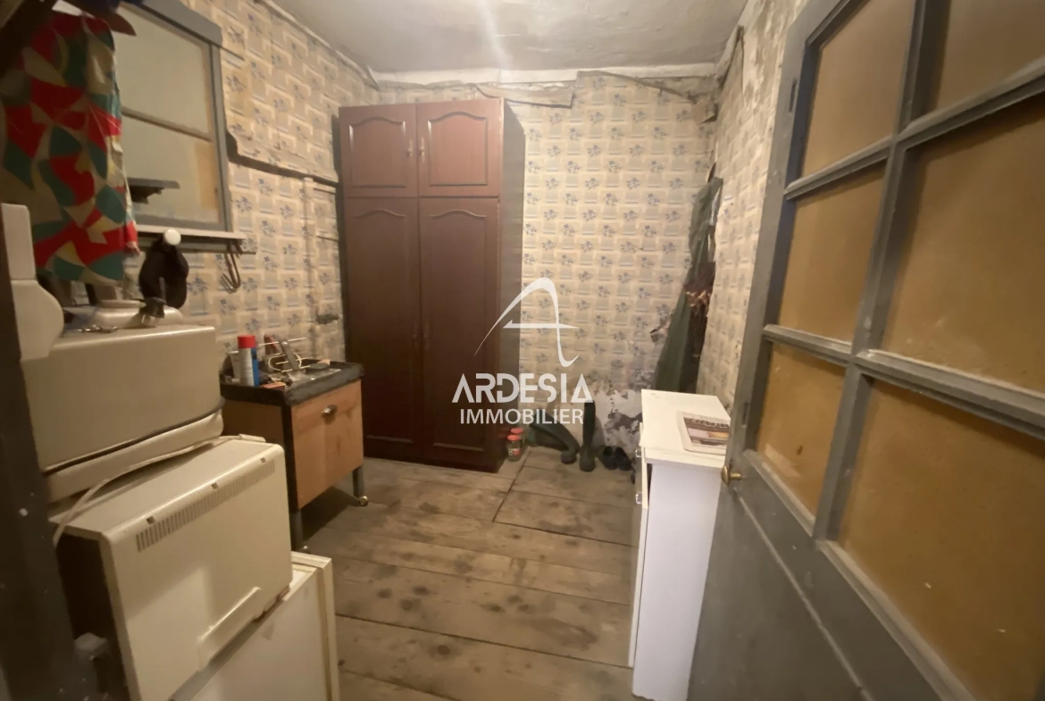 À vendre à Saint-André, deux appartements à réhabiliter avec combles et grange 