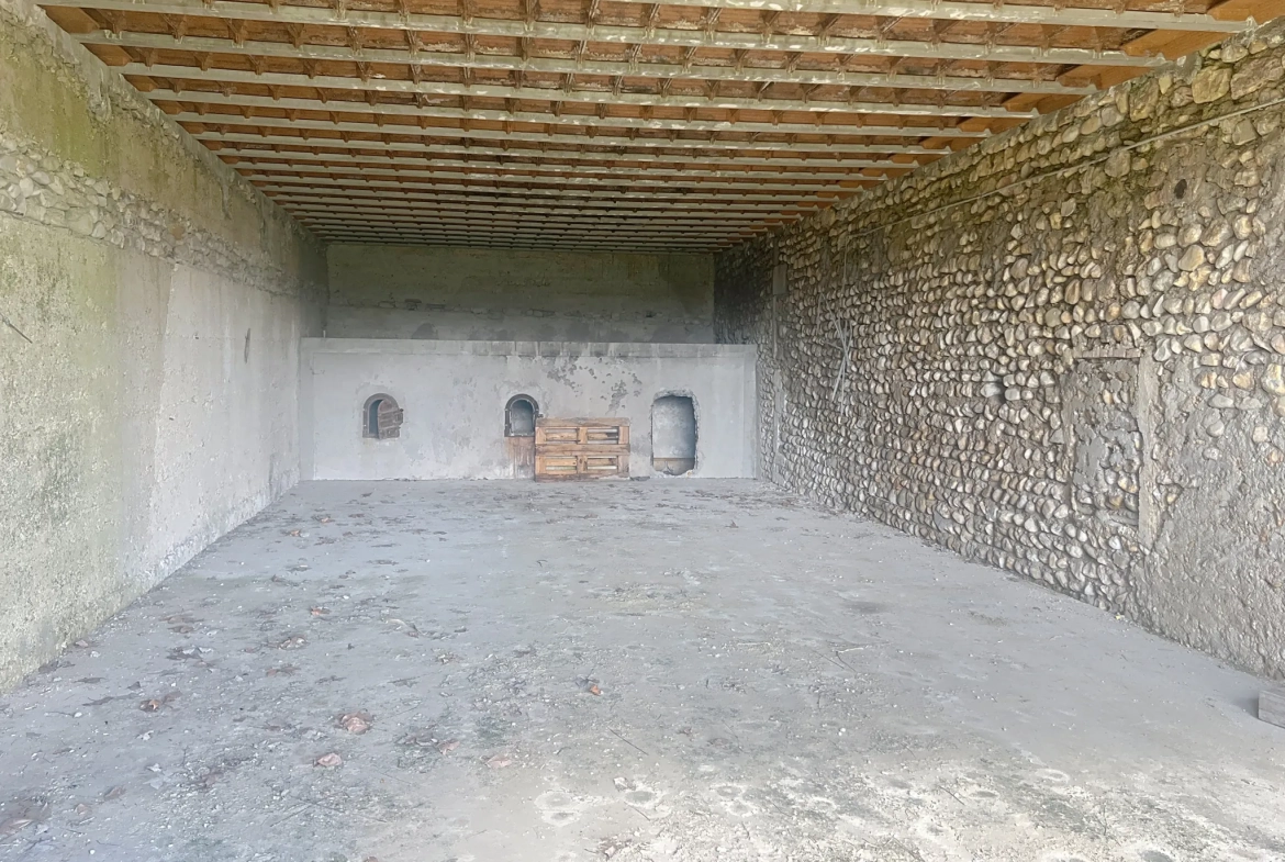 Ferme viticole à rénover dans la Drôme Provençale avec grand terrain et potentiel intérieur exceptionnel 