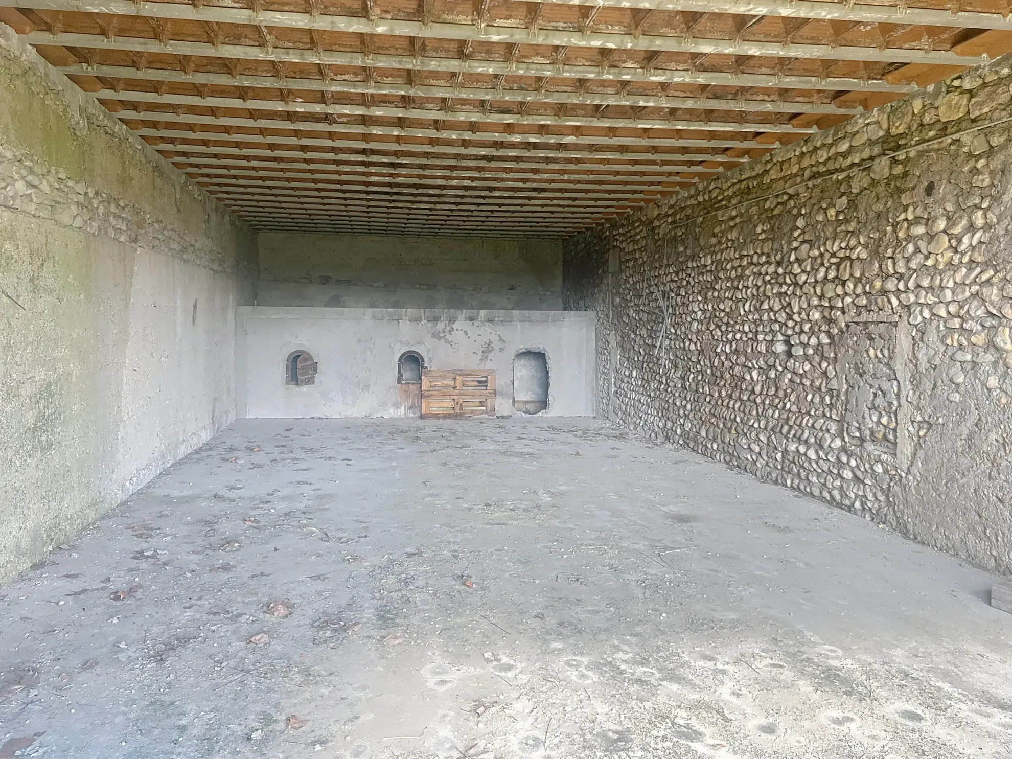 Ferme viticole à rénover dans la Drôme Provençale avec grand terrain et potentiel intérieur exceptionnel 