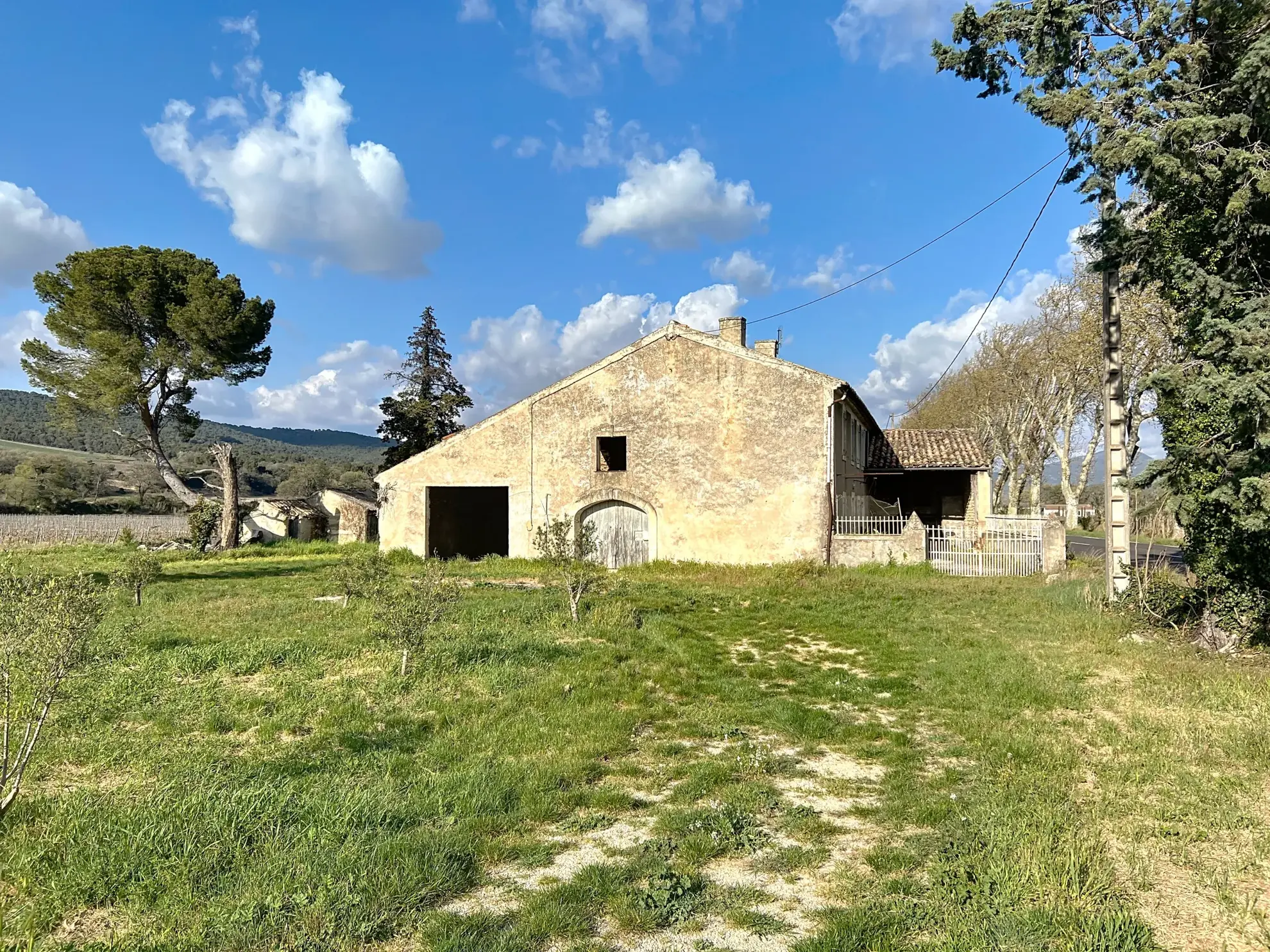 Ferme viticole à rénover dans la Drôme Provençale avec grand terrain et potentiel intérieur exceptionnel 