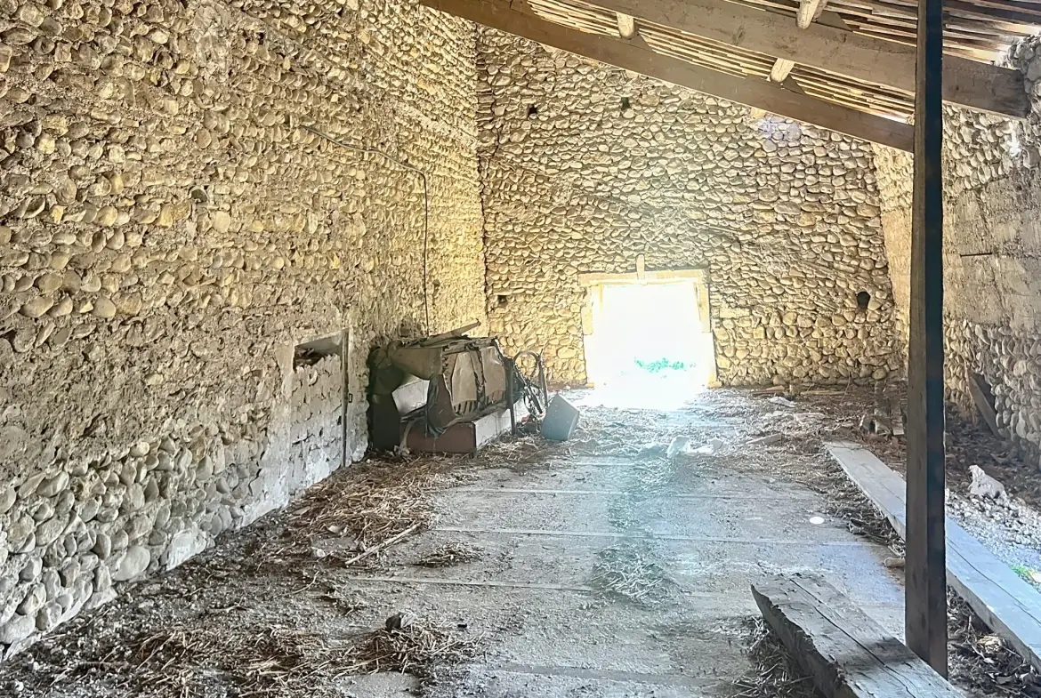 Ferme viticole à rénover dans la Drôme Provençale avec grand terrain et potentiel intérieur exceptionnel 