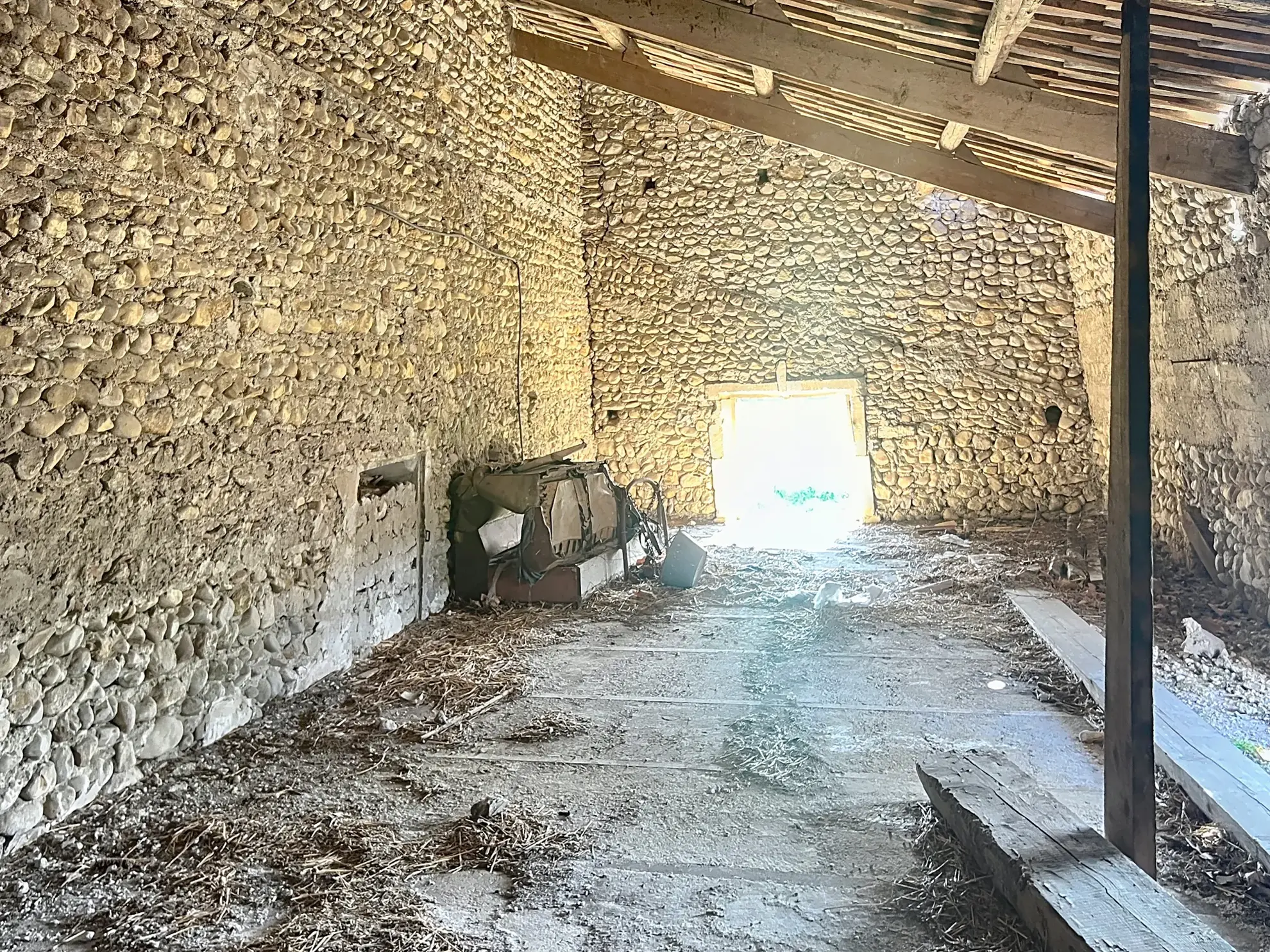 Ferme viticole à rénover dans la Drôme Provençale avec grand terrain et potentiel intérieur exceptionnel 