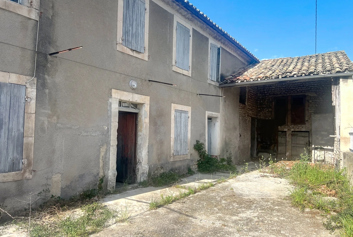 Ferme viticole à rénover dans la Drôme Provençale avec grand terrain et potentiel intérieur exceptionnel 