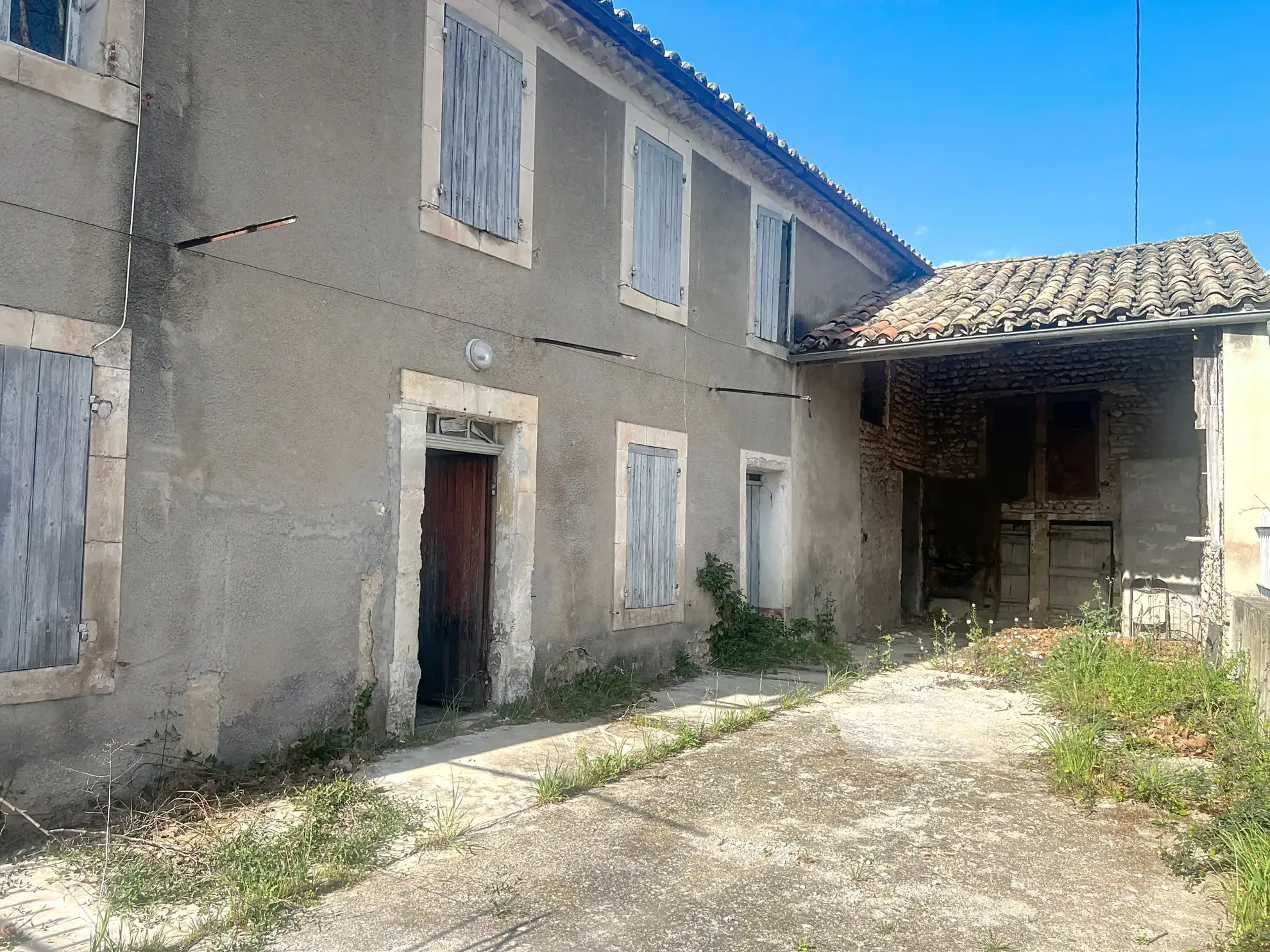 Ferme viticole à rénover dans la Drôme Provençale avec grand terrain et potentiel intérieur exceptionnel 