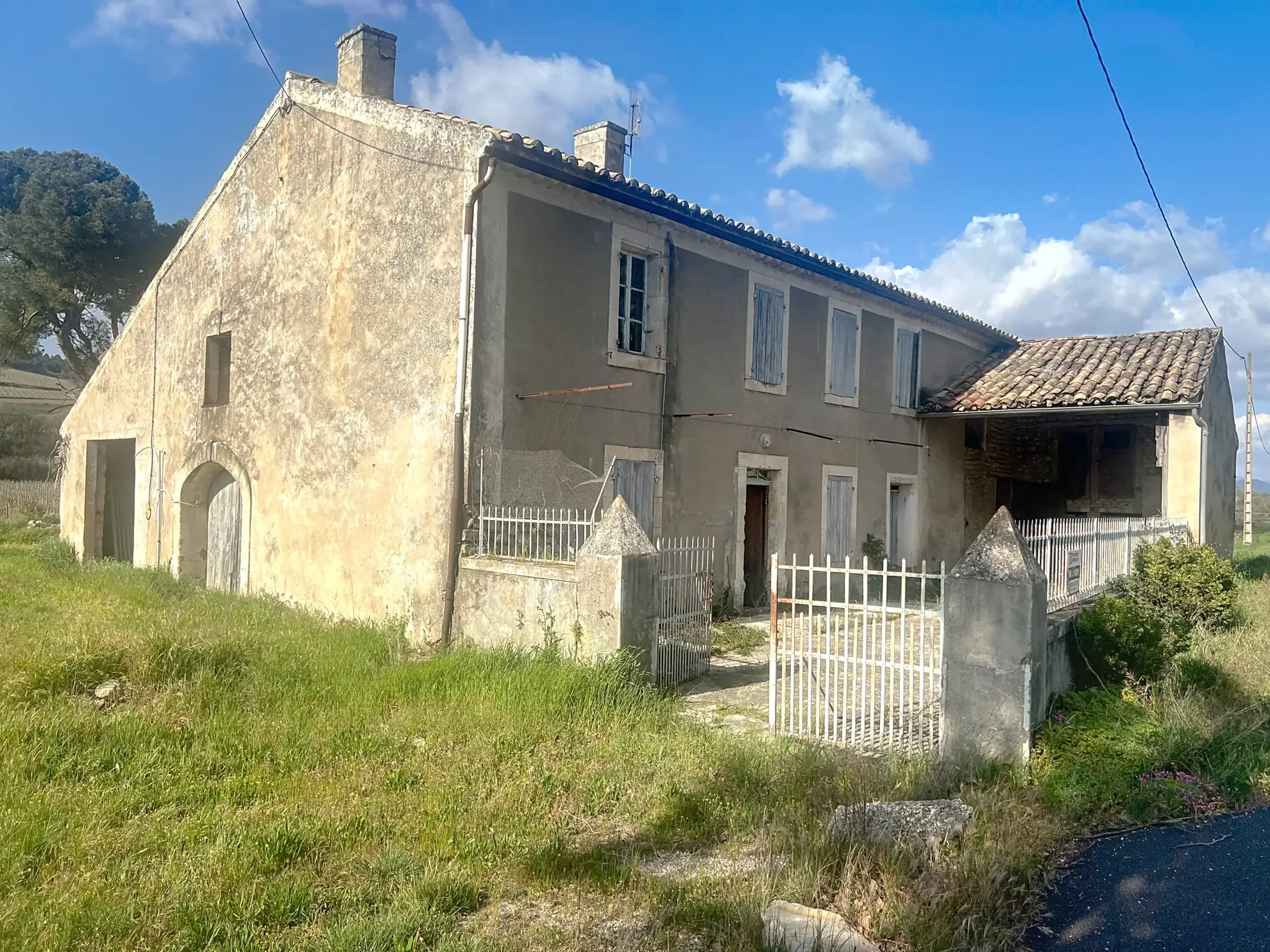 Ferme viticole à rénover dans la Drôme Provençale avec grand terrain et potentiel intérieur exceptionnel 