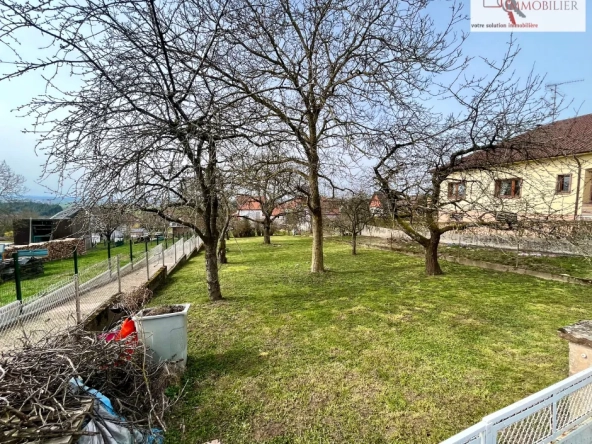 Terrain constructible de 832m2 à Bust, emplacement calme et stratégique