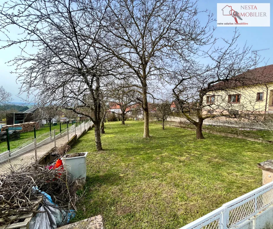 Terrain constructible de 832m2 à Bust, emplacement calme et stratégique 