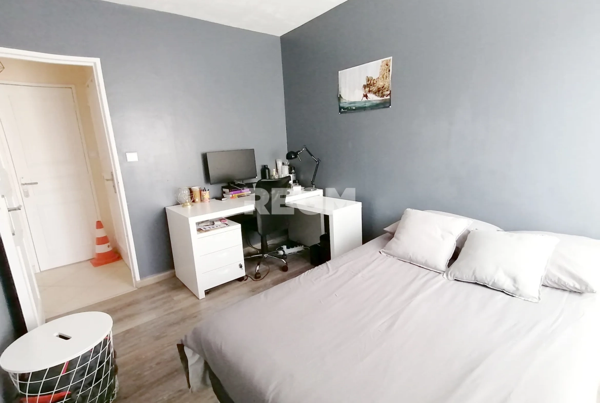Appartement T5 lumineux à Marseille, dernier étage avec vue dégagée 