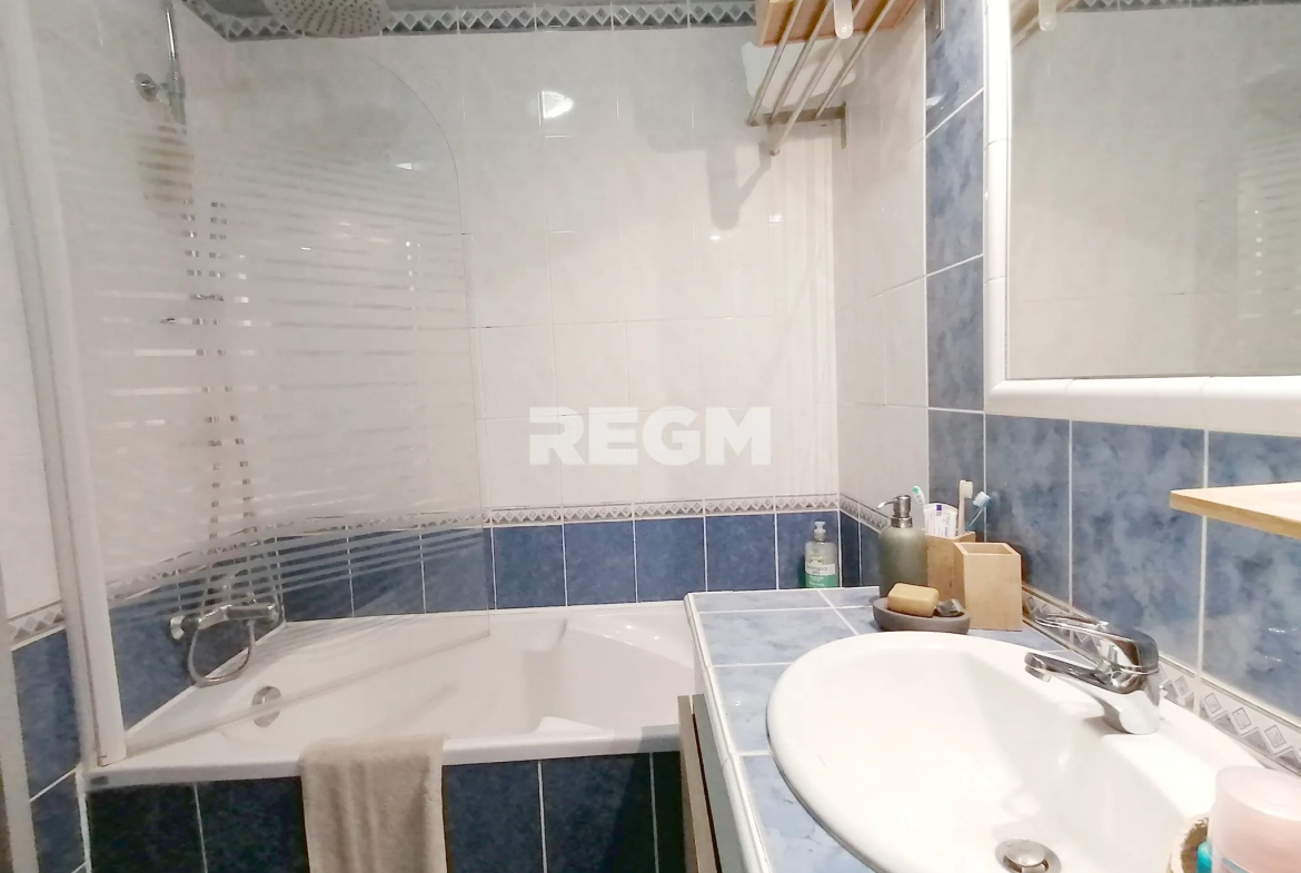 Appartement T5 lumineux à Marseille, dernier étage avec vue dégagée 