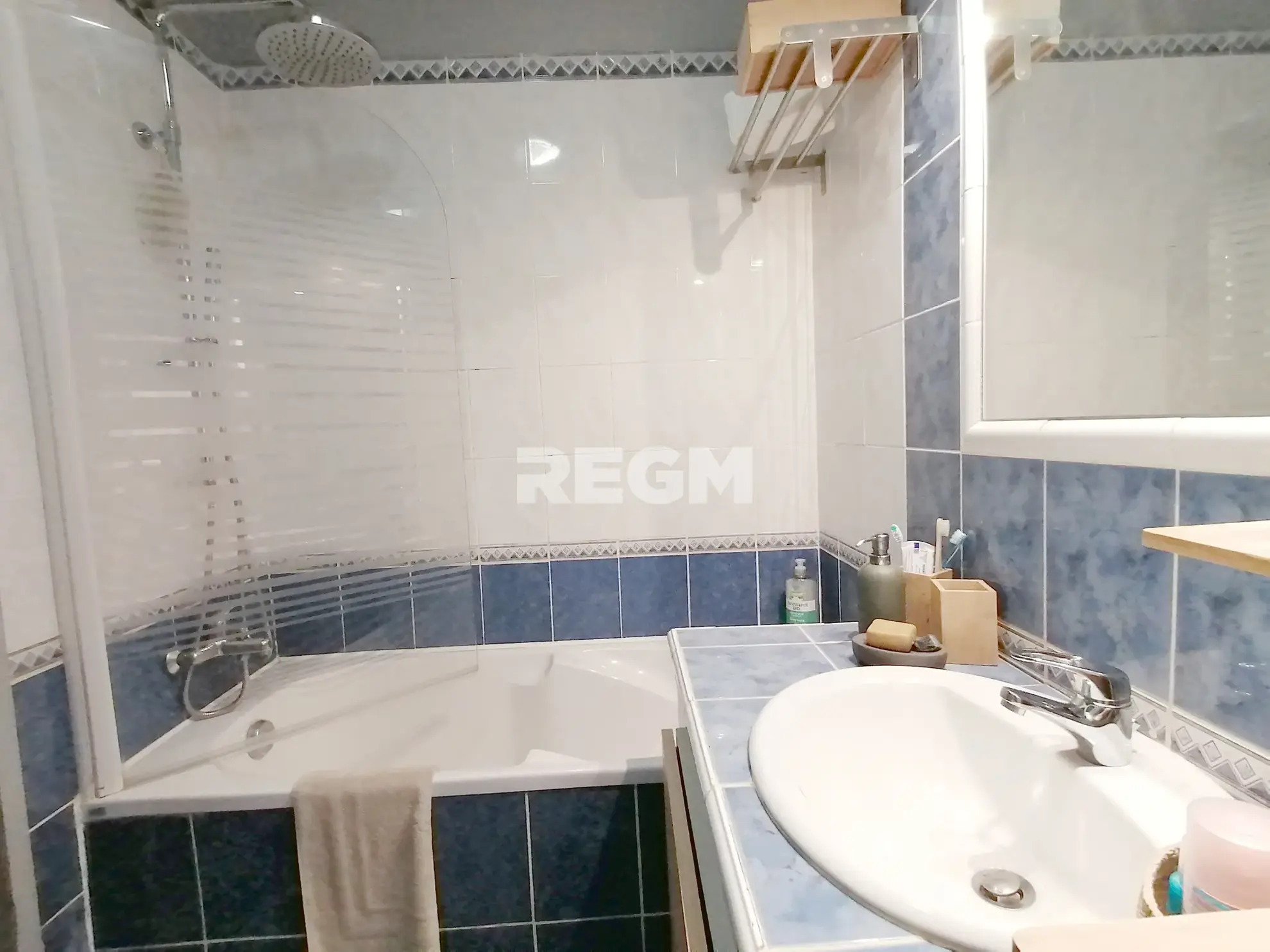 Appartement T5 lumineux à Marseille, dernier étage avec vue dégagée 