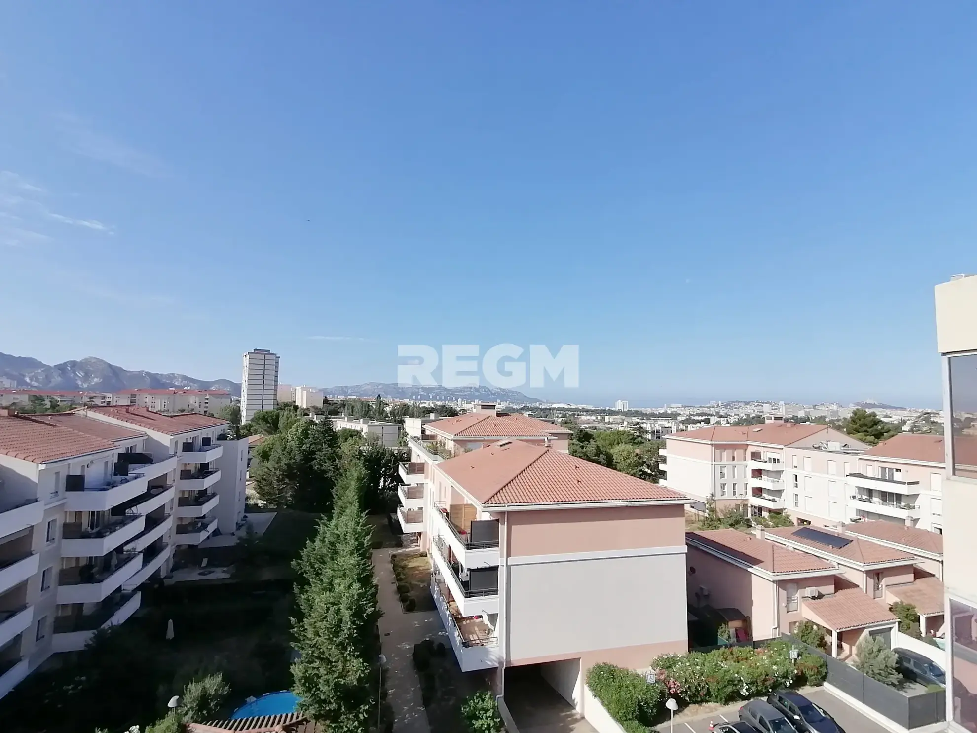 Appartement T5 lumineux à Marseille, dernier étage avec vue dégagée 