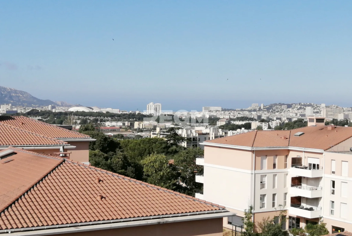 Appartement T5 lumineux à Marseille, dernier étage avec vue dégagée 