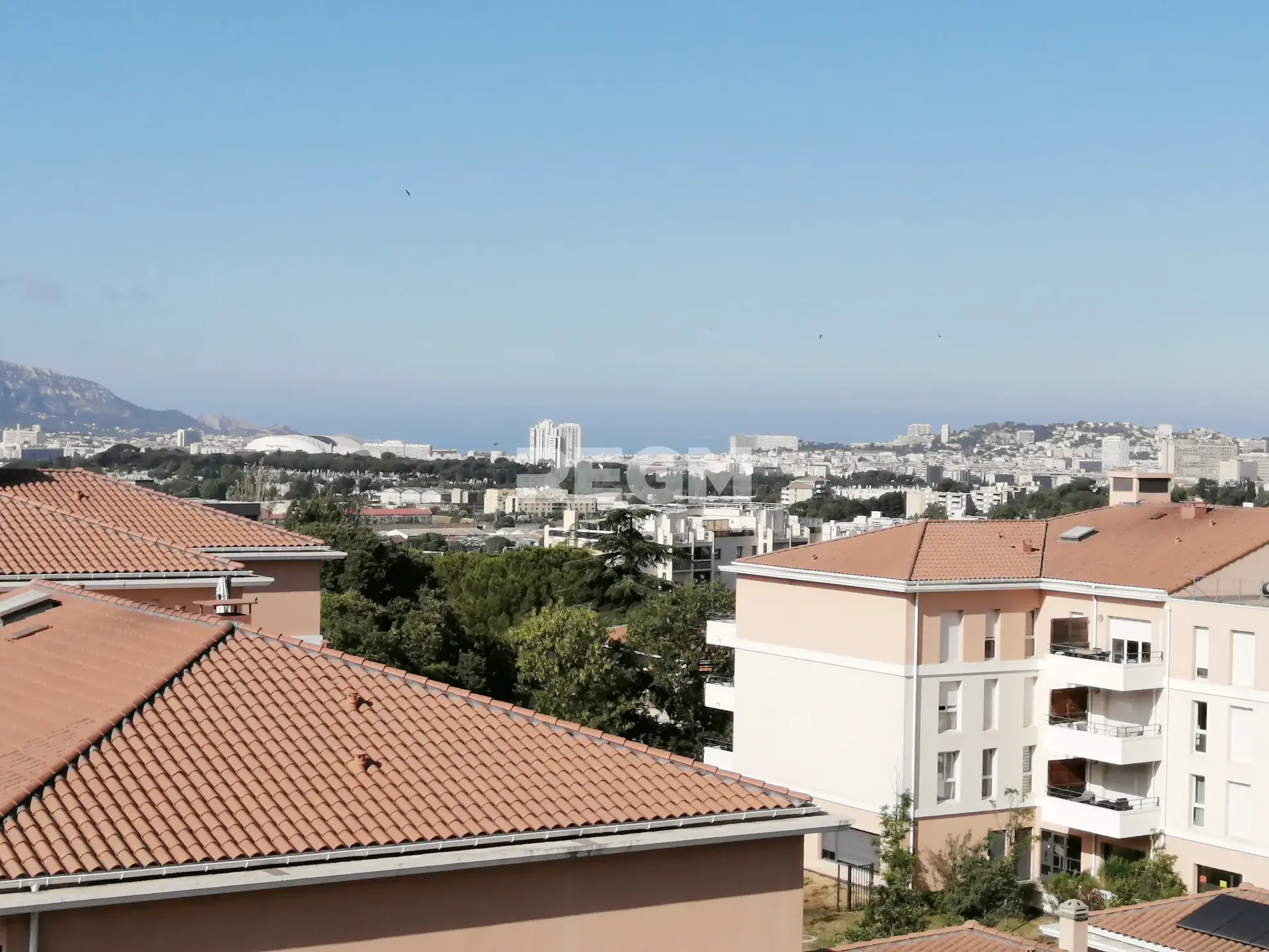 Appartement T5 lumineux à Marseille, dernier étage avec vue dégagée 