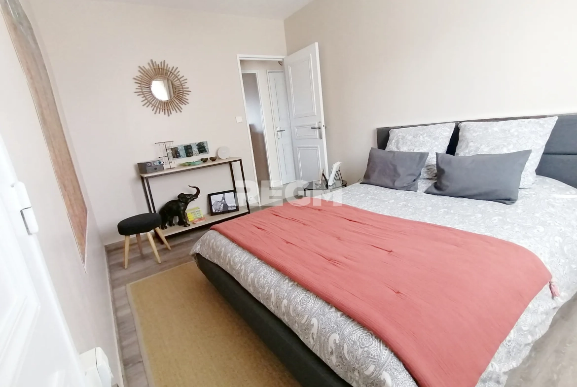 Appartement T5 lumineux à Marseille, dernier étage avec vue dégagée 