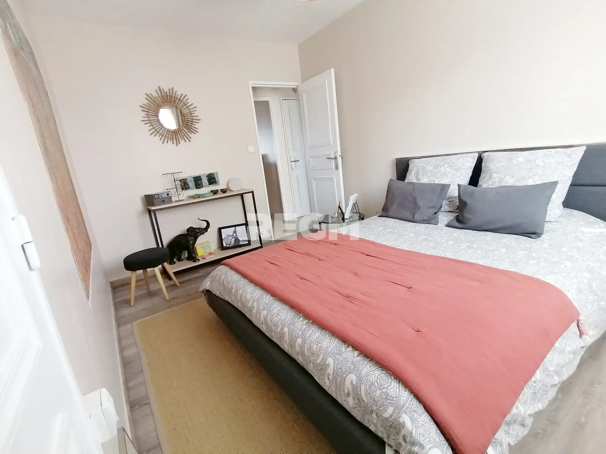 Appartement T5 lumineux à Marseille, dernier étage avec vue dégagée 