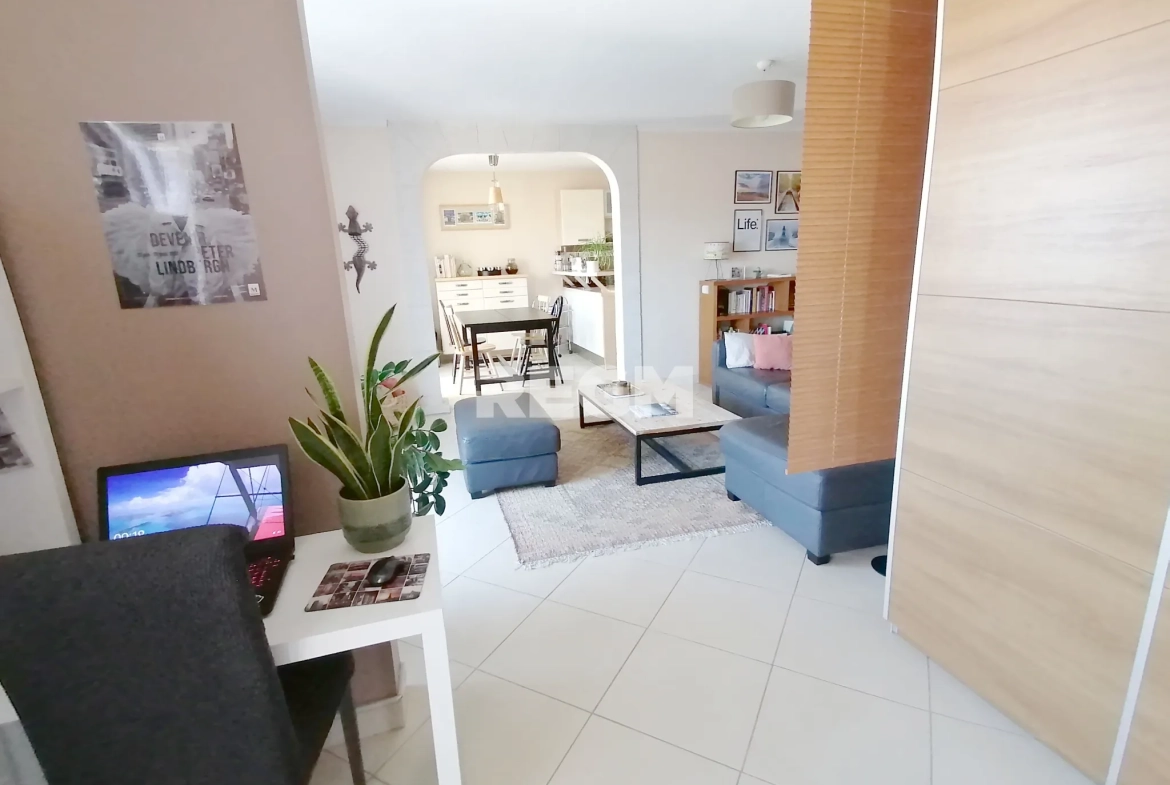 Appartement T5 lumineux à Marseille, dernier étage avec vue dégagée 