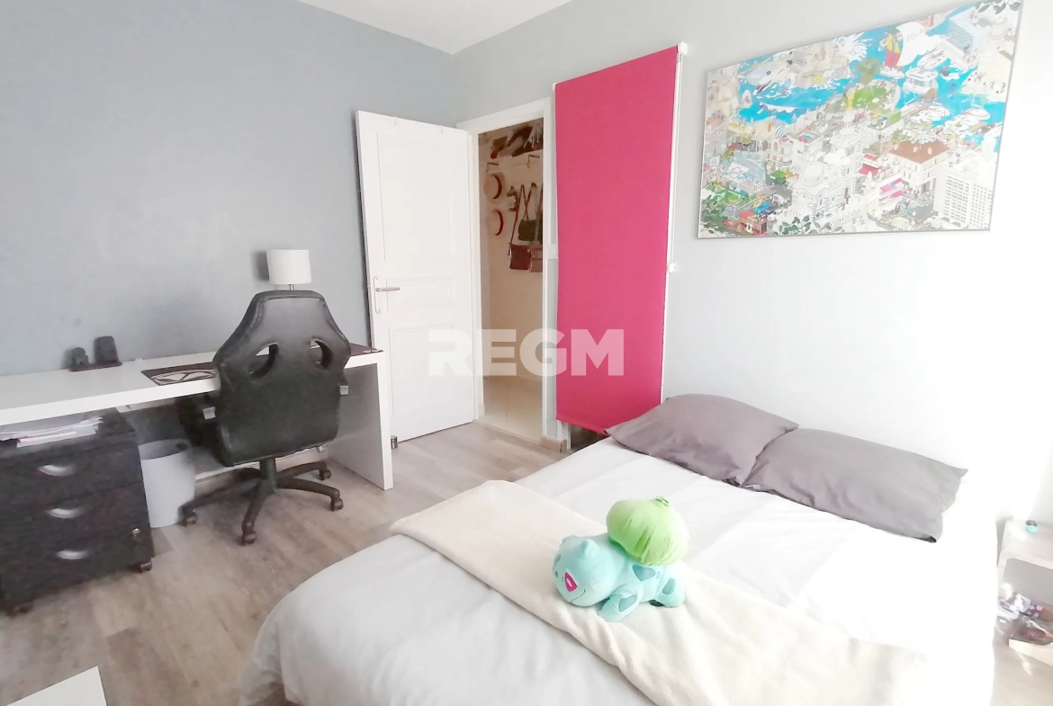Appartement T5 lumineux à Marseille, dernier étage avec vue dégagée 
