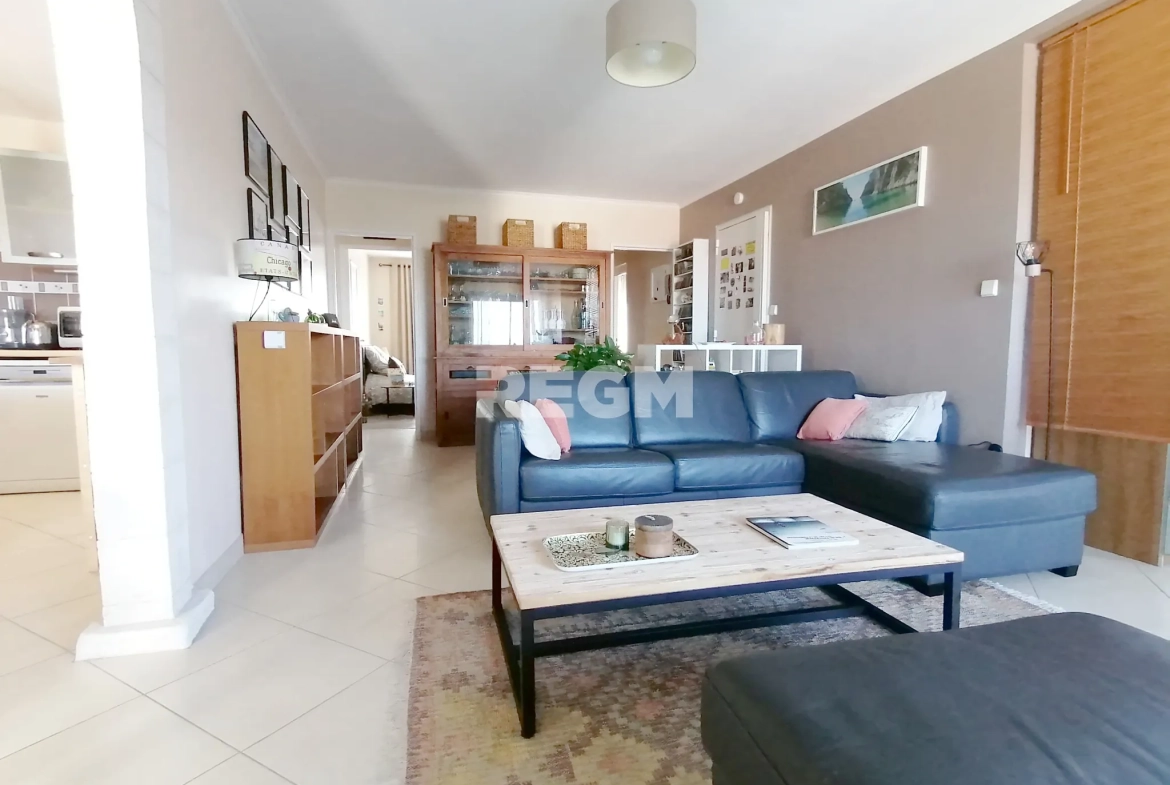Appartement T5 lumineux à Marseille, dernier étage avec vue dégagée 