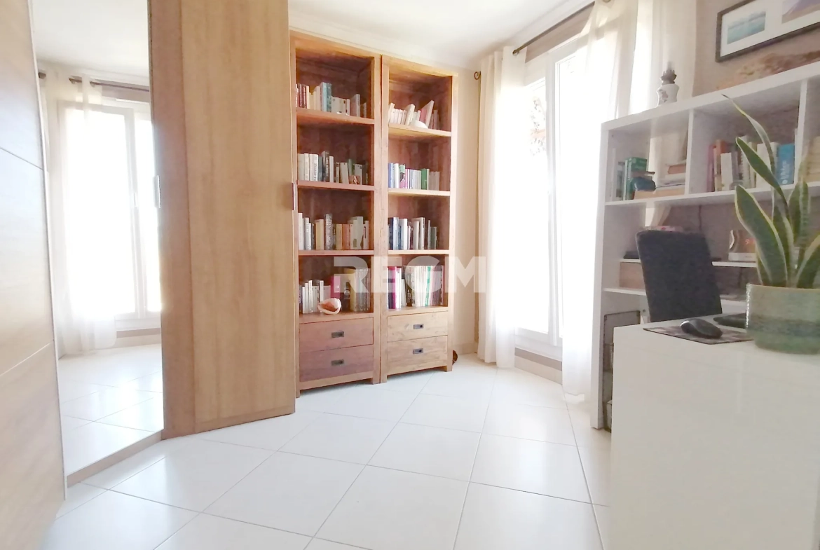 Appartement T5 lumineux à Marseille, dernier étage avec vue dégagée 