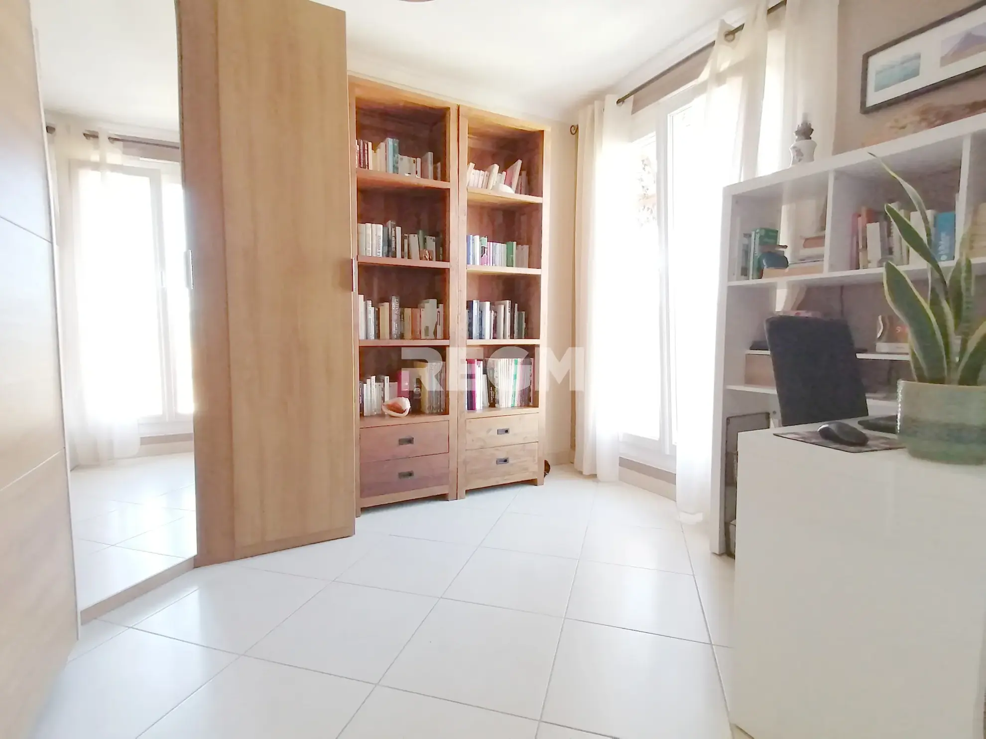 Appartement T5 lumineux à Marseille, dernier étage avec vue dégagée 