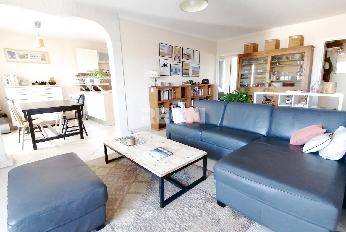 Appartement T5 lumineux à Marseille, dernier étage avec vue dégagée 