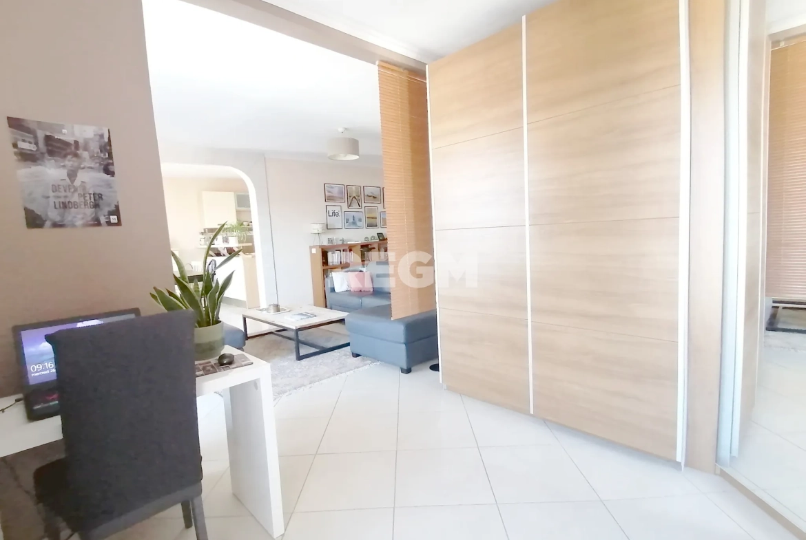 Appartement T5 lumineux à Marseille, dernier étage avec vue dégagée 