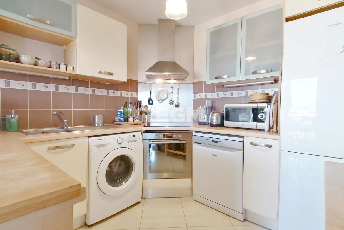 Appartement T5 lumineux à Marseille, dernier étage avec vue dégagée 