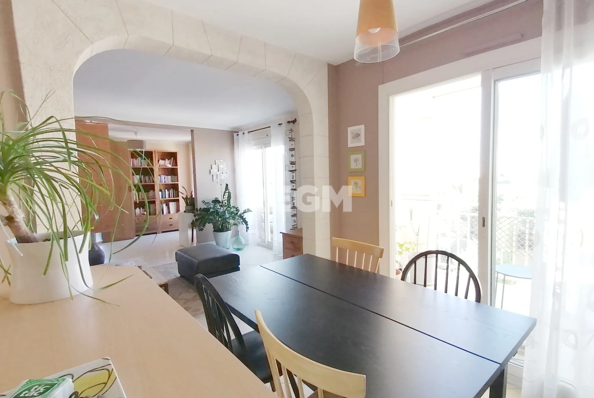 Appartement T5 lumineux à Marseille, dernier étage avec vue dégagée 