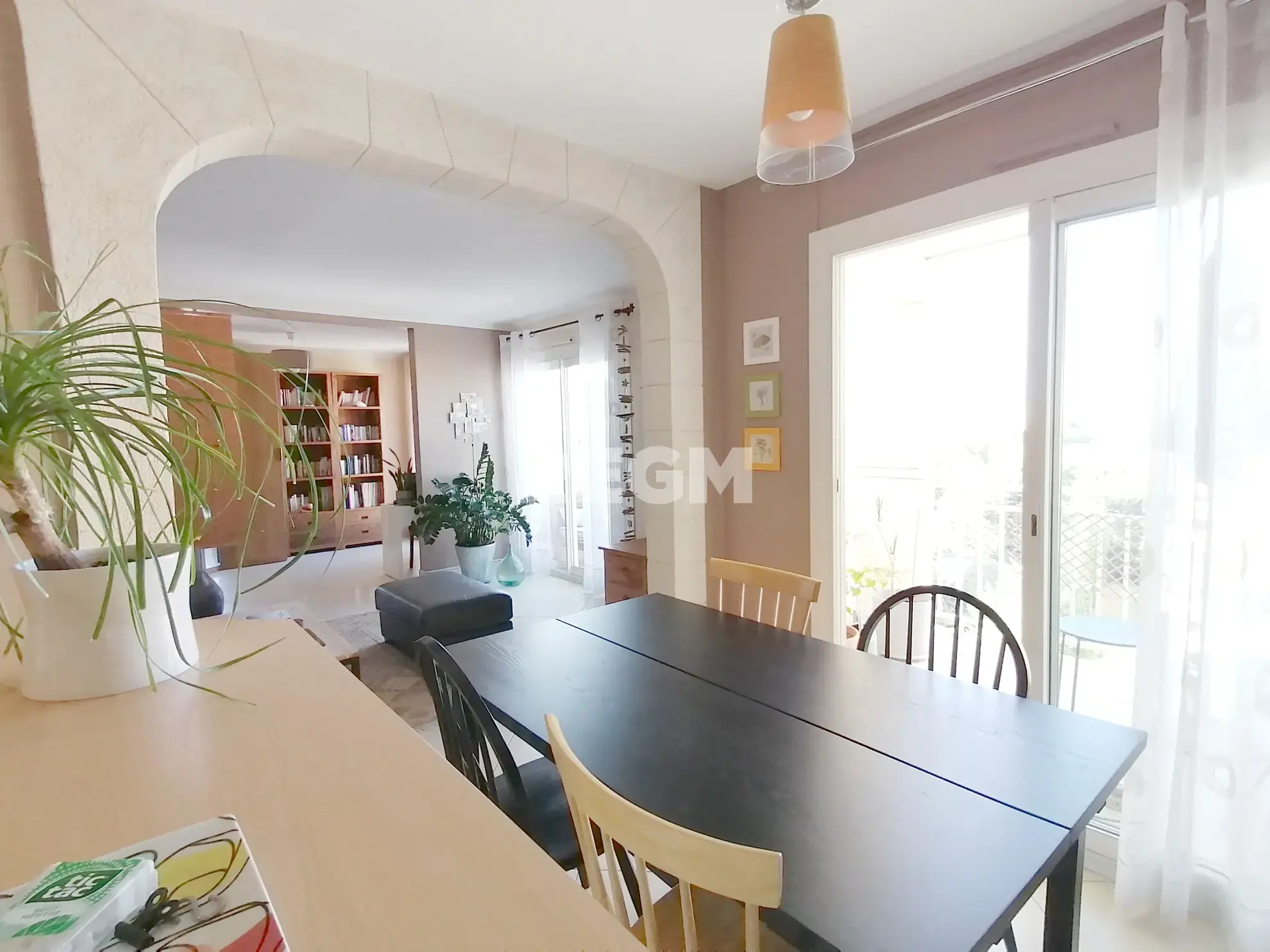 Appartement T5 lumineux à Marseille, dernier étage avec vue dégagée 