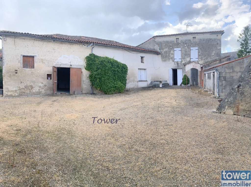 Maison à rénover de 120 m² avec dépendances à Beauvais sur Matha (17490)