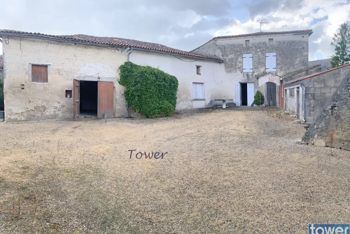 Maison à rénover de 120 m² avec dépendances à Beauvais sur Matha (17490) 