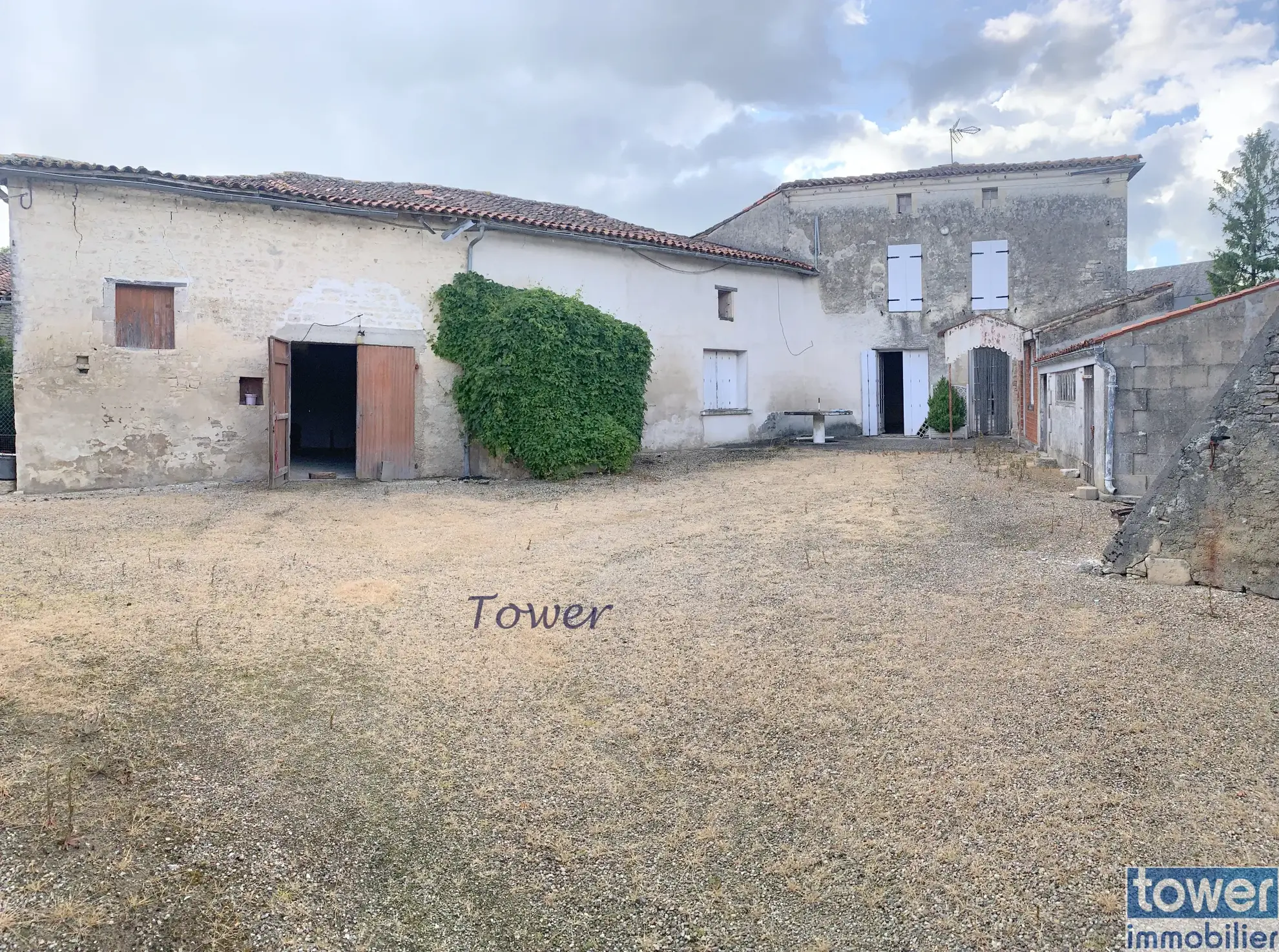 Maison à rénover de 120 m² avec dépendances à Beauvais sur Matha (17490) 