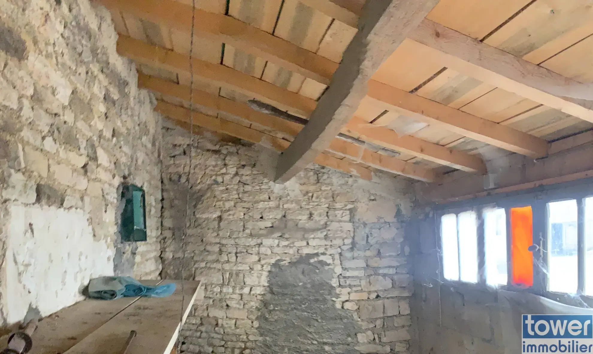 Maison à rénover de 120 m² avec dépendances à Beauvais sur Matha (17490) 