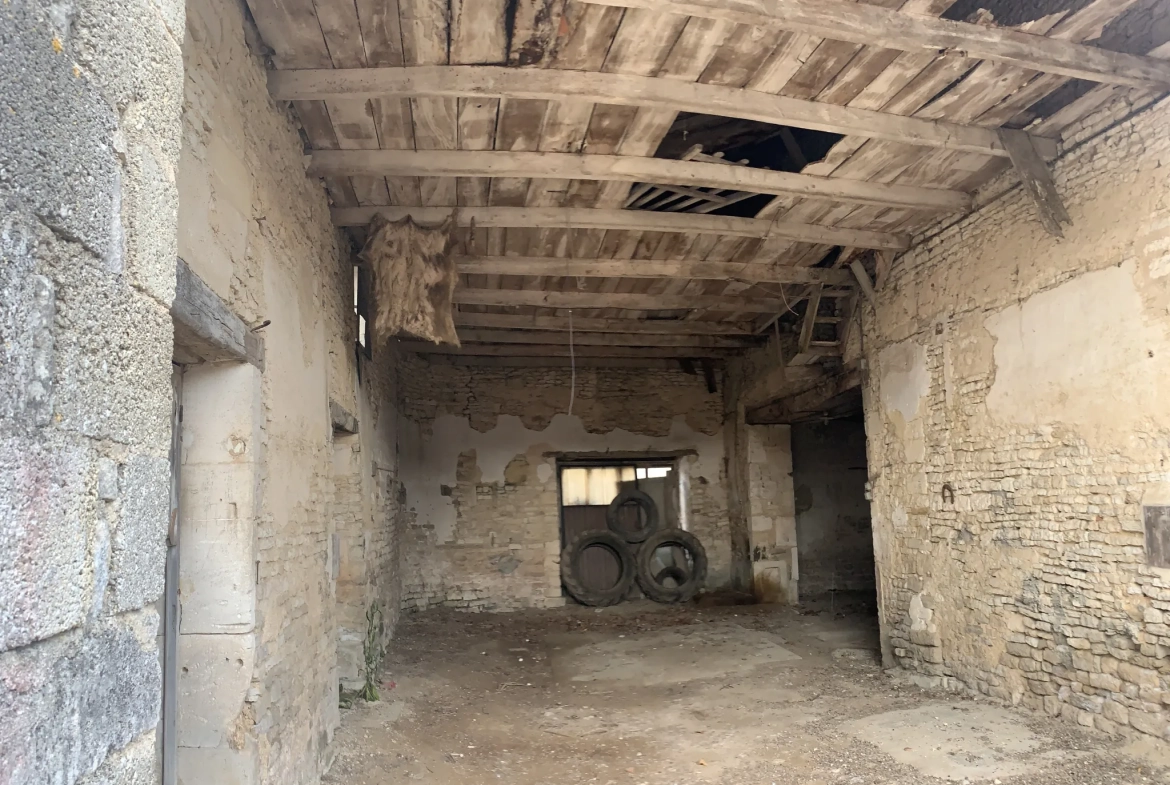 Maison à rénover de 120 m² avec dépendances à Beauvais sur Matha (17490) 