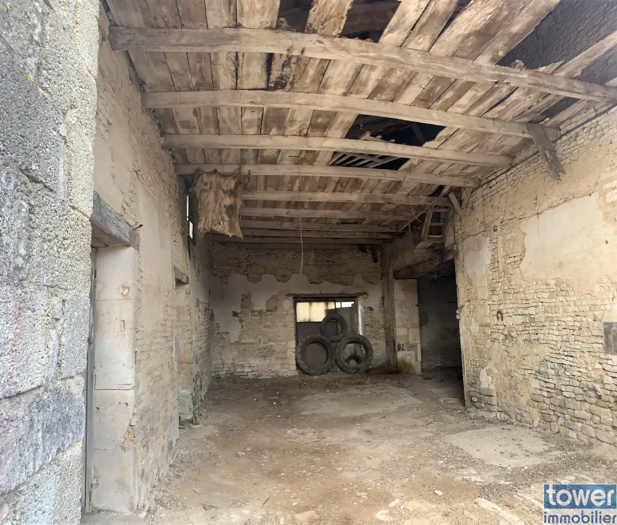 Maison à rénover de 120 m² avec dépendances à Beauvais sur Matha (17490) 