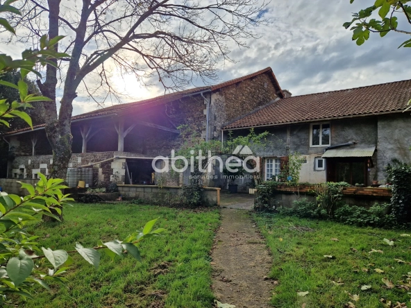 Grande maison familiale avec grange et terrain à Roumazieres Loubert