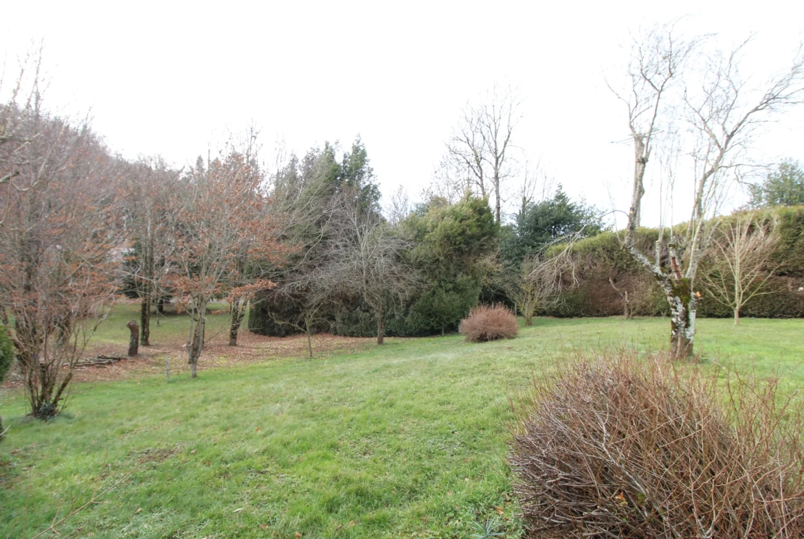 Grande maison moderne de 180 m² à Lacaune avec terrain de 4000 m² 