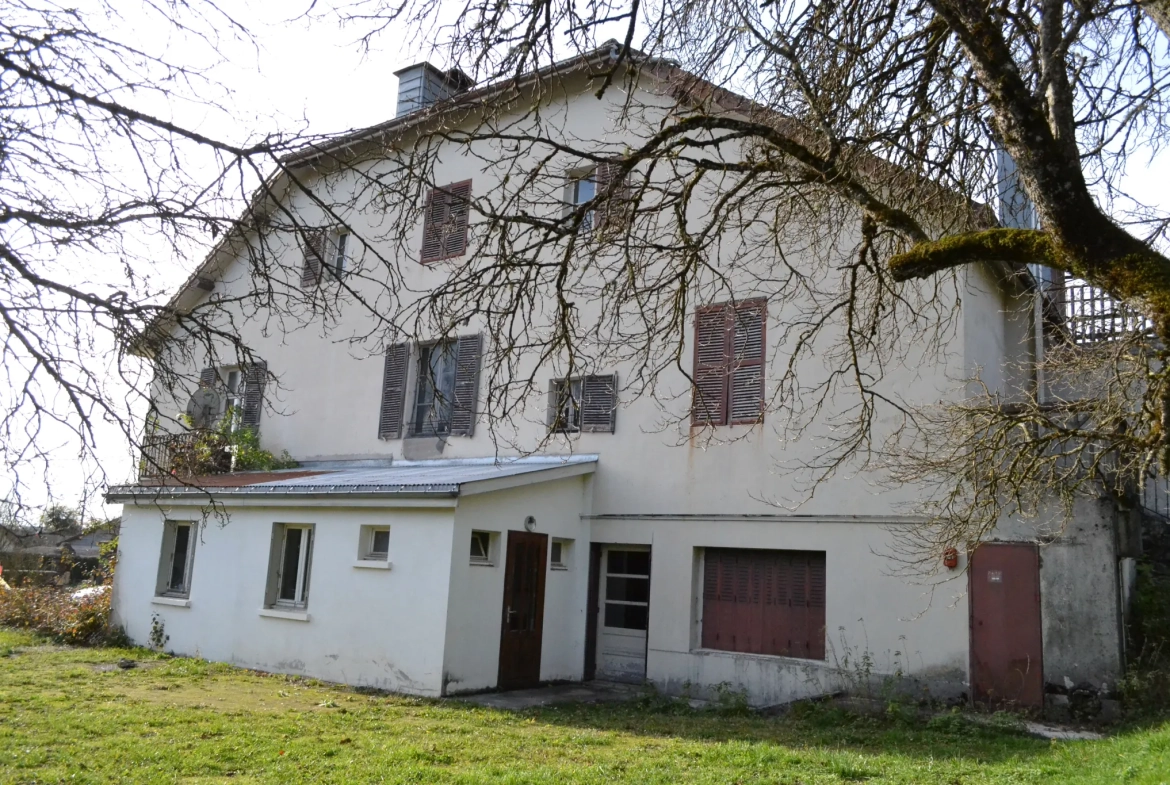 Grand immeuble à Soucia avec potentiel pour hôtel ou résidence 