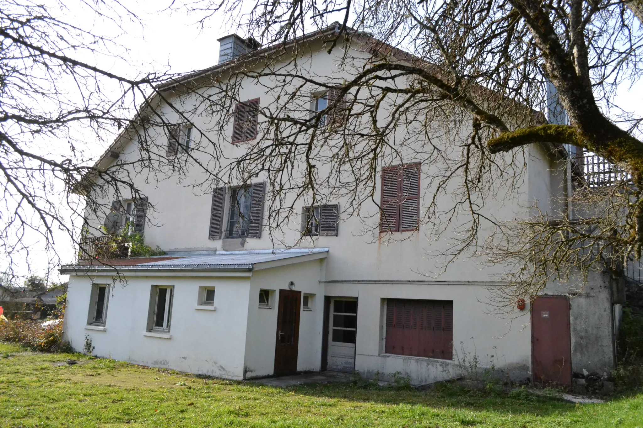 Grand immeuble à Soucia avec potentiel pour hôtel ou résidence 