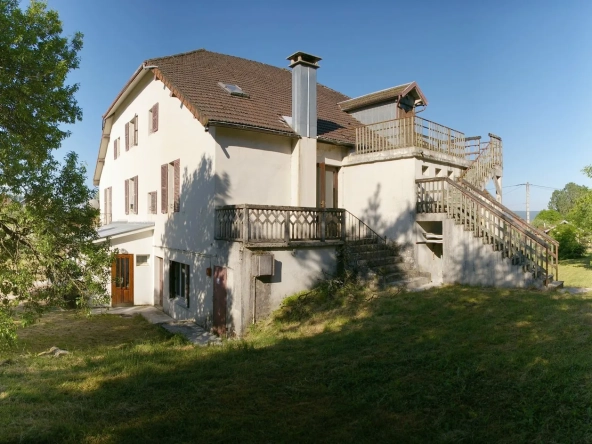 Grand immeuble à Soucia avec potentiel pour hôtel ou résidence