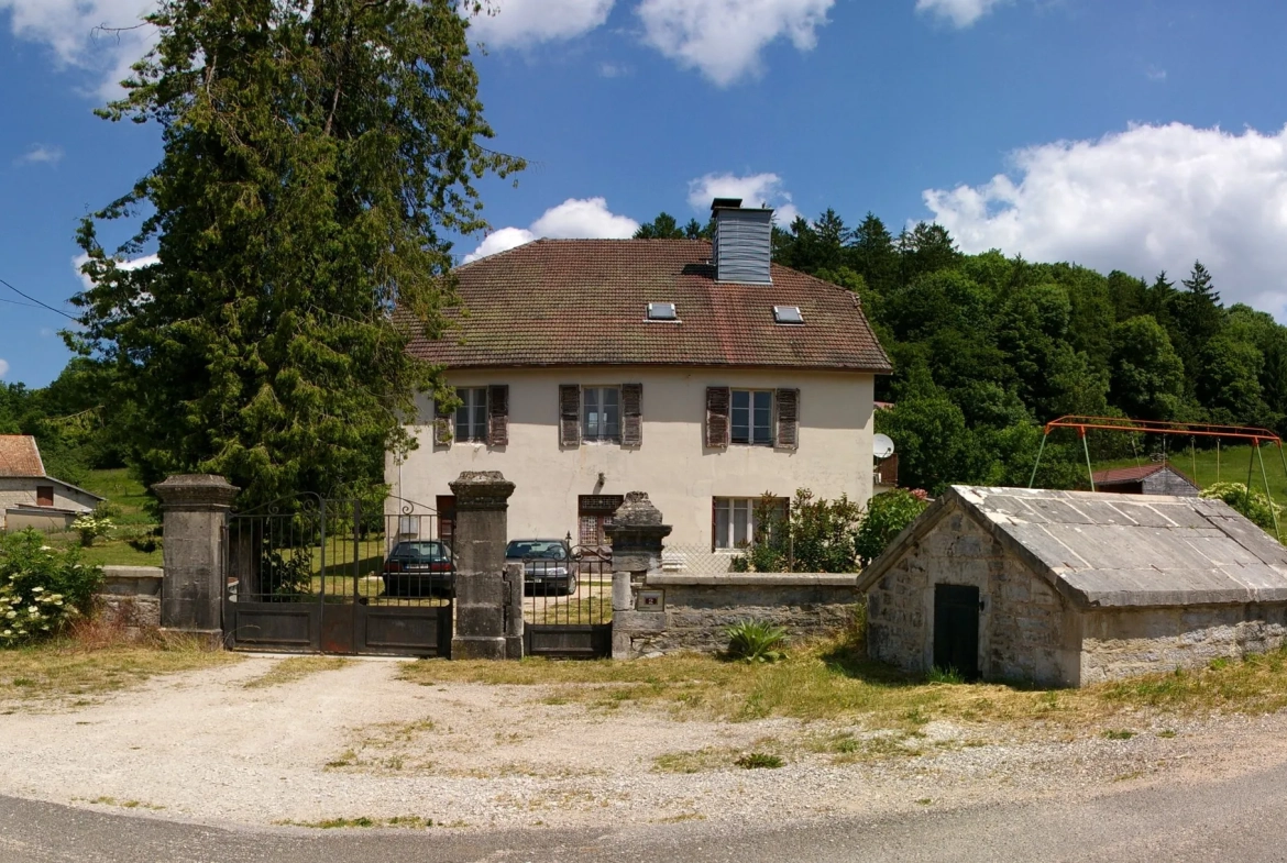 Grand immeuble à Soucia avec potentiel pour hôtel ou résidence 