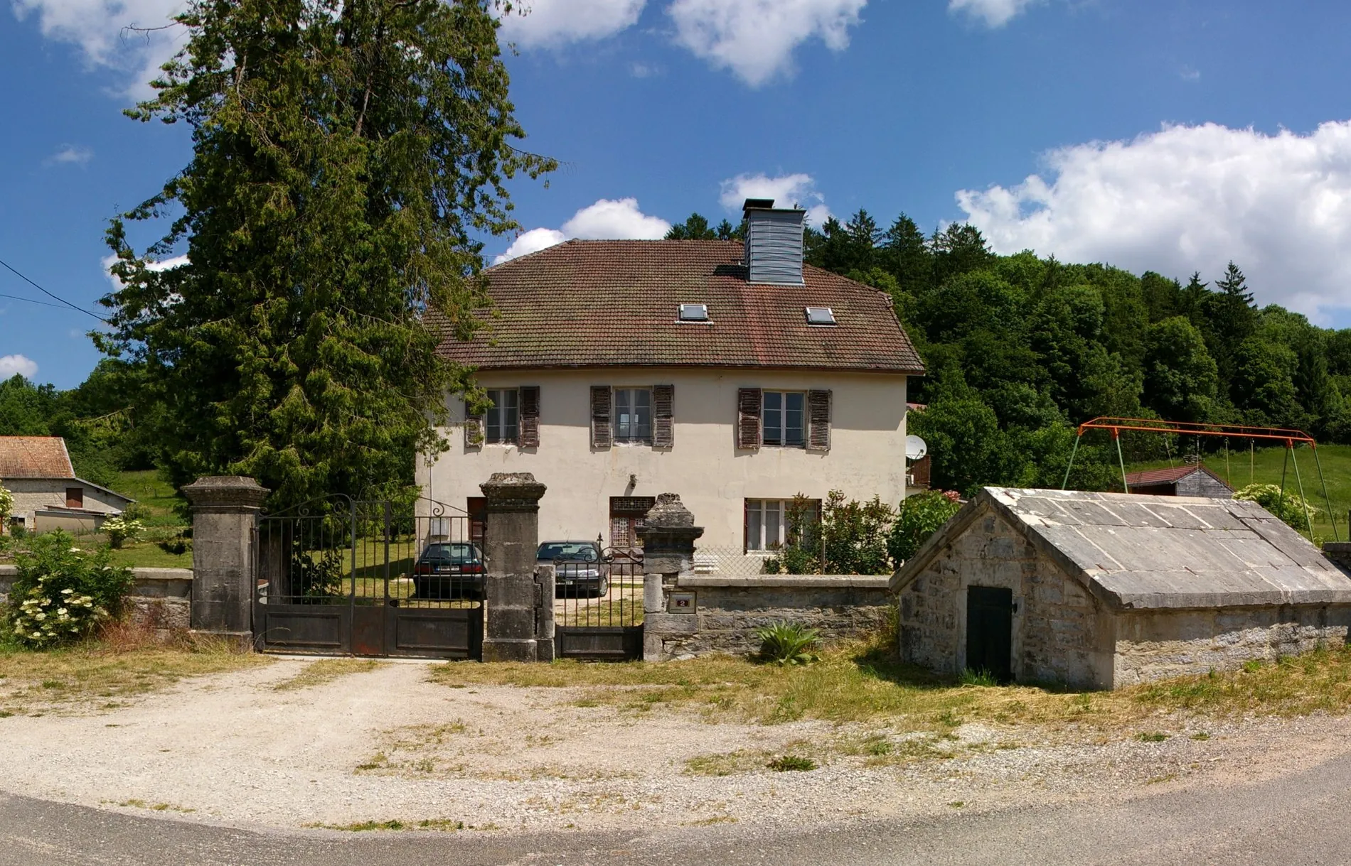 Grand immeuble à Soucia avec potentiel pour hôtel ou résidence 