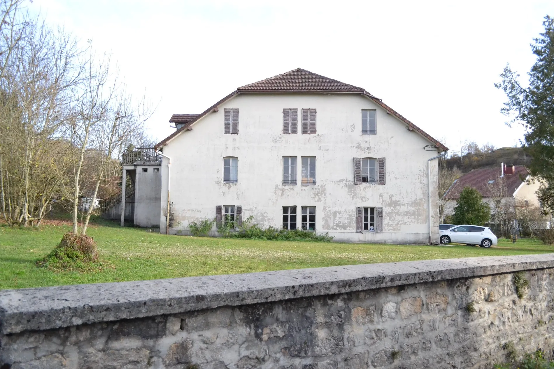 Grand immeuble à Soucia avec potentiel pour hôtel ou résidence 